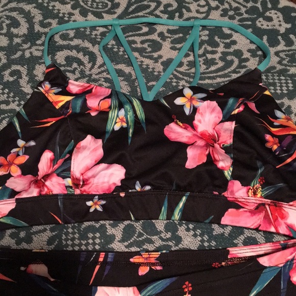 Old Navy Floral Petit Workout Leggings & Sportsbra - Picture 3 of 8